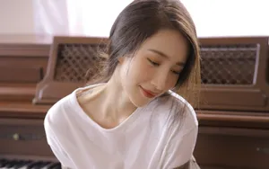 气质钢琴美女图片_9