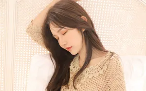 长发针织衫美女图片_2