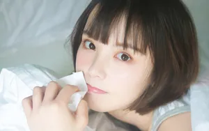 床上慵懒青春少女图片_2