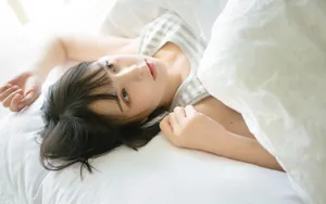 床上慵懒青春少女图片_3