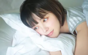 床上慵懒青春少女图片_4