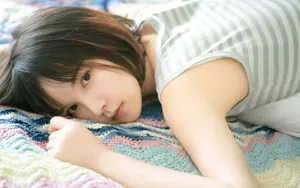 床上慵懒青春少女图片_6