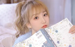 白嫩吊带尤物美女图片_8