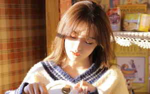 白嫩瓜子脸美女图片_7