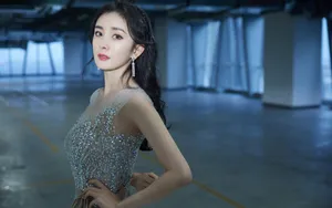 杨幂优雅亮片裙图片