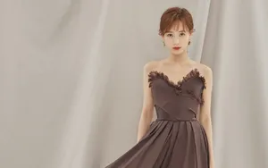李一桐优雅露背裙壁纸