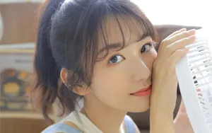 清新背带裤美女唯美壁纸_2