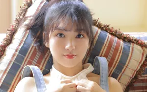 清新背带裤美女唯美壁纸_4