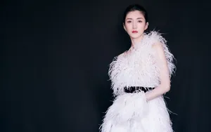 江疏影白色羽毛裙图片_2