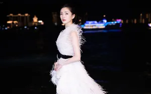 江疏影白色羽毛裙图片_4