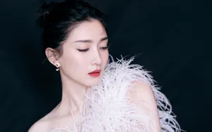 江疏影白色羽毛裙图片_5
