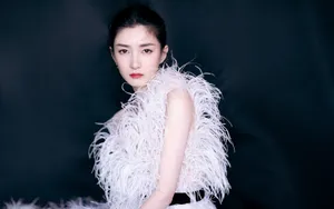 江疏影白色羽毛裙图片_8