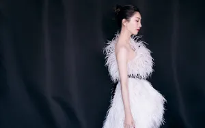 江疏影白色羽毛裙图片_9