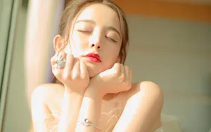古力娜扎性感红唇图片_8