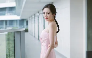 杨幂性感抹胸裙壁纸