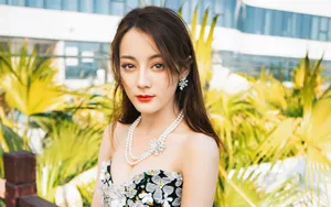 迪丽热巴性感抹胸露背裙壁纸_2