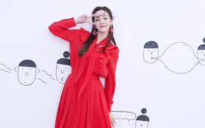迪丽热巴优雅红裙写真壁纸_2