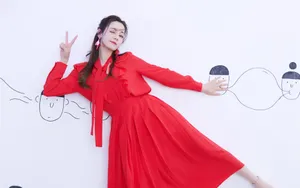 迪丽热巴优雅红裙写真壁纸_3