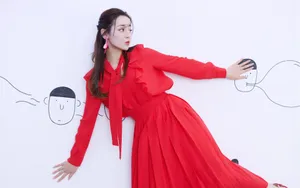 迪丽热巴优雅红裙写真壁纸_4