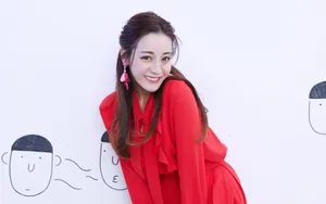 迪丽热巴优雅红裙写真壁纸_5