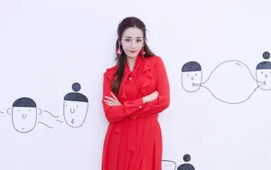 迪丽热巴优雅红裙写真壁纸_6