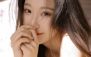 黄色暖色吊带美女图片_2