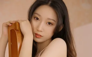 黄色暖色吊带美女图片_3