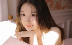 黄色暖色吊带美女图片_5