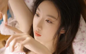 黄色暖色吊带美女图片_7
