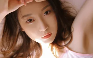 黄色暖色吊带美女图片_8