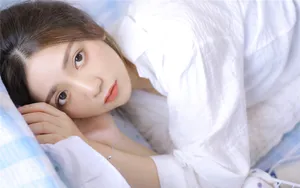白净衬衣美女图片_2