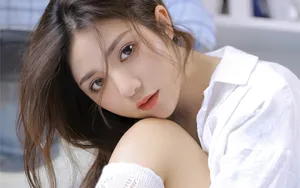 白净衬衣美女图片_3