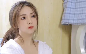 白净衬衣美女图片_4