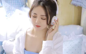 白净衬衣美女图片_5