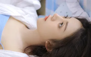白净衬衣美女图片_6