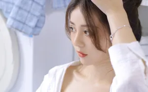 白净衬衣美女图片_7