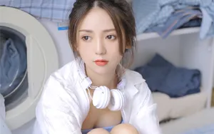 白净衬衣美女图片_8