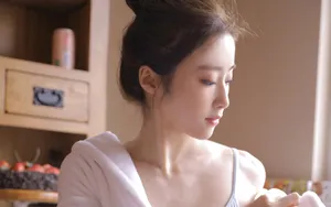 甜美吊带睡裙美女图片_2