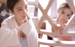 甜美吊带睡裙美女图片_5