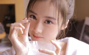 甜美吊带睡裙美女图片_7