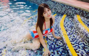 泳池泳装美女图片_4