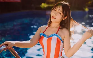泳池泳装美女图片_8