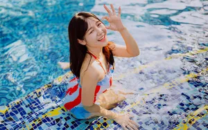 泳池泳装美女图片_9