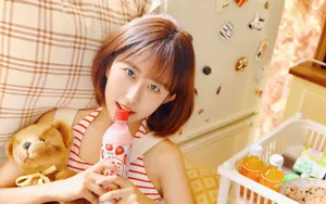 养眼短发美少女壁纸第1张