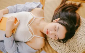 水嫩吊带美女清凉图片_5
