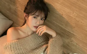 露肩毛衣美女图片壁纸_3