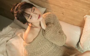 露肩毛衣美女图片壁纸_4