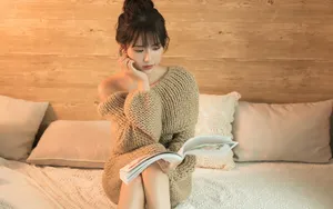 露肩毛衣美女图片壁纸_5