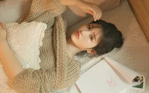 露肩毛衣美女图片壁纸_7