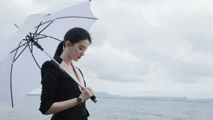 刘亦菲西装个性壁纸_4